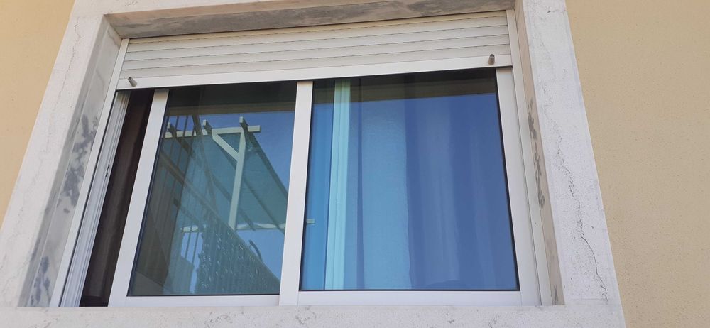 Janelas de correr em alumínio e vidro duplo