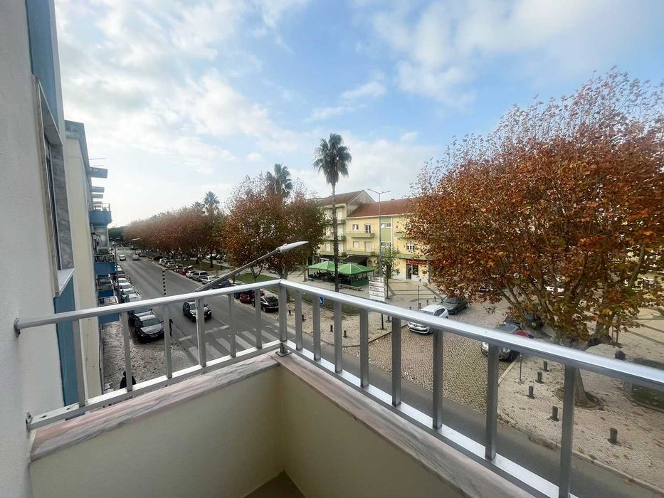 Arrenda-se Apartamento T2 Remodelado - P. NOVO (Centro)