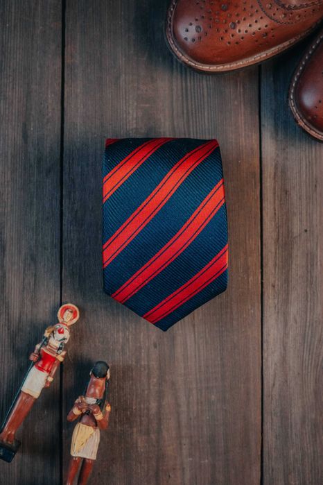 Granatowy krawat regimental Jasper Conran w czerwone pasy, 100% Jedwab