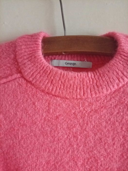 Różowy sweter damski