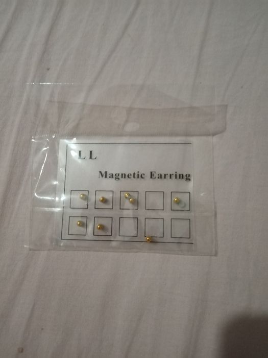 Piercings e bijuteria e maquina de furos