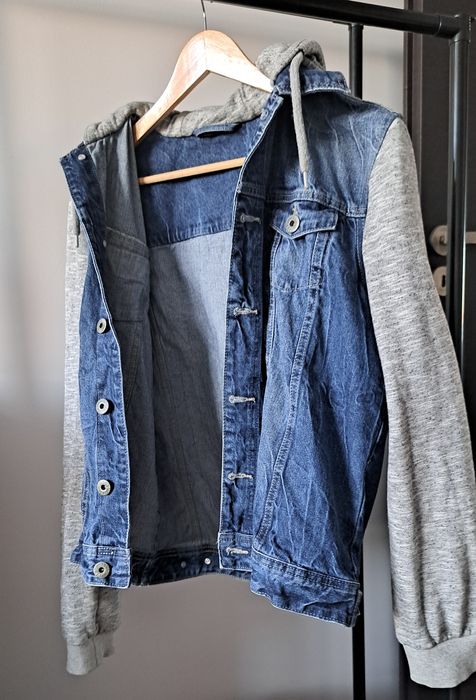 Kurtka jeansowa z materiałowym kapturem i rękawami