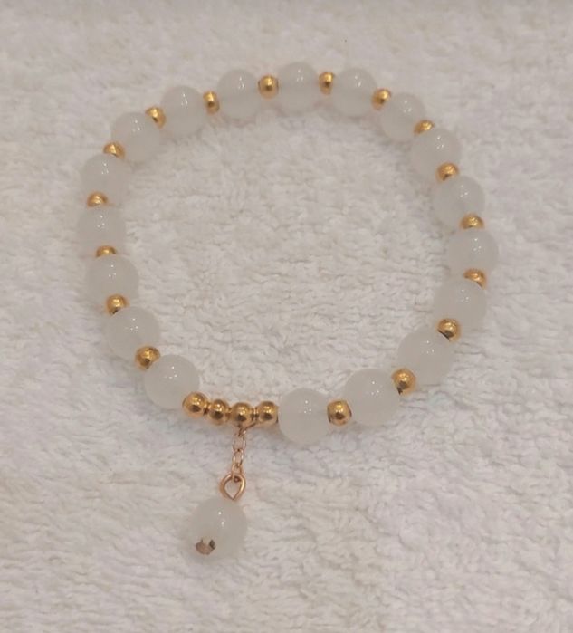 Bransoletka na gumce z białego jadeitu