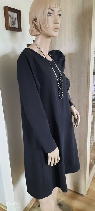 Elegancka sukienka z falbaną na ramieniu i z przodu