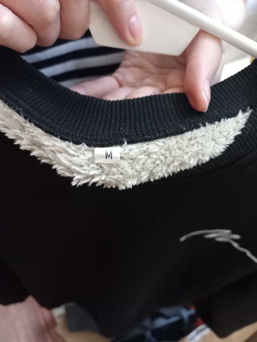 Czarna bluza z kapturem i podszewką z futra