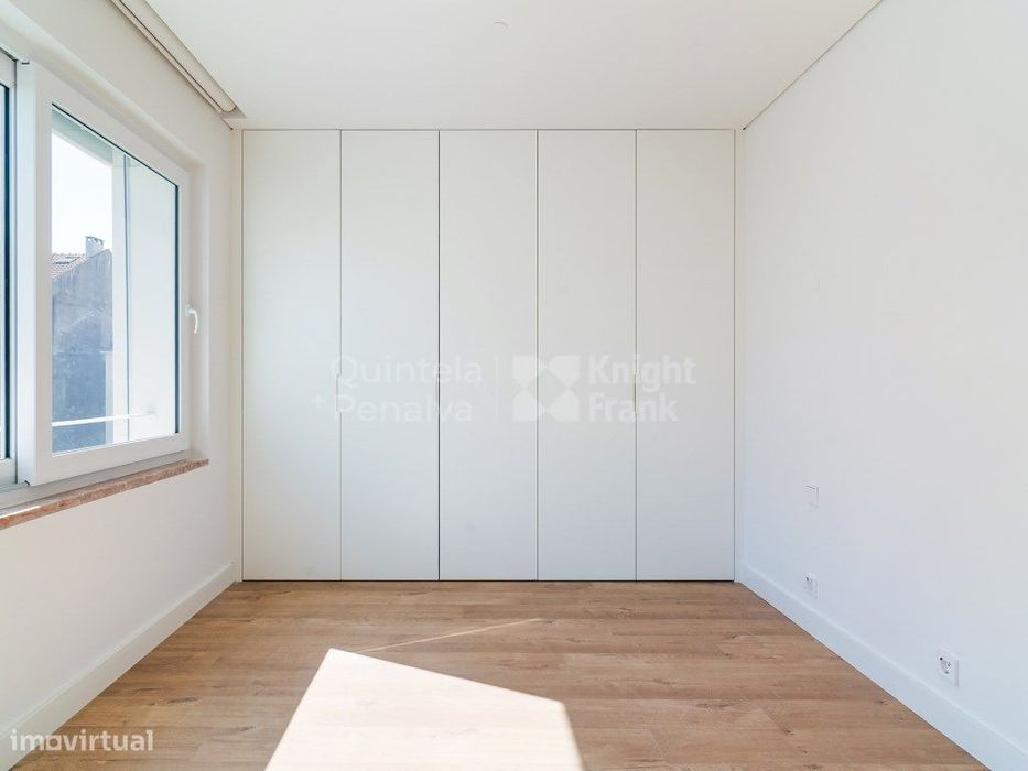 Apartamento T2 com varanda para arrendamento em Algés