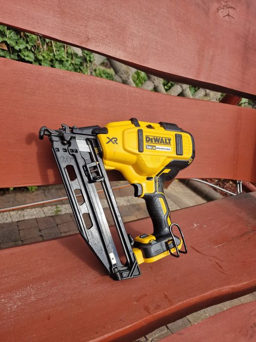 Dewalt gwoździarka DCN660