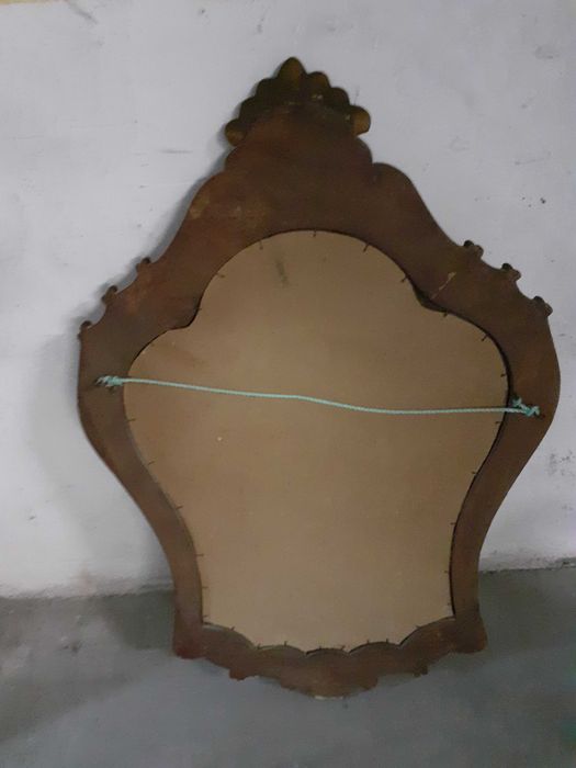 Espelho com moldura dourada