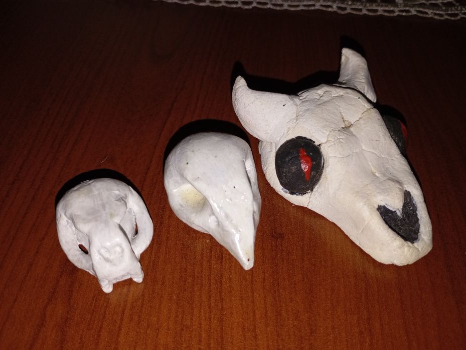 Czaszki zwierząt z gliny