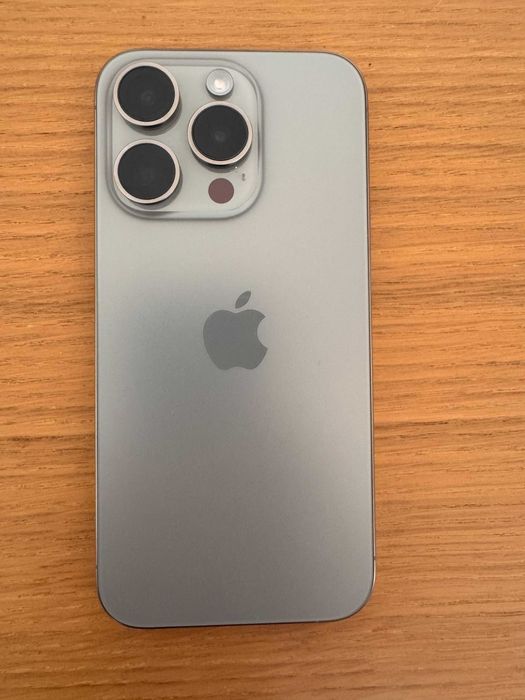 iPhone 15 Pro stan idealny + case + nowe szklo Spiegen