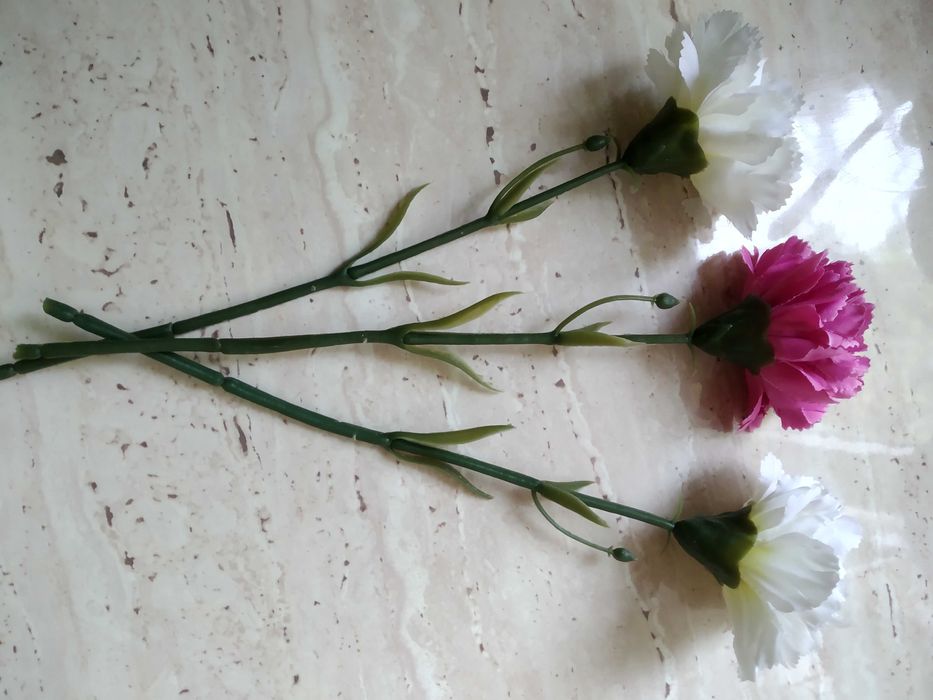 Trzy sztuczne goździki