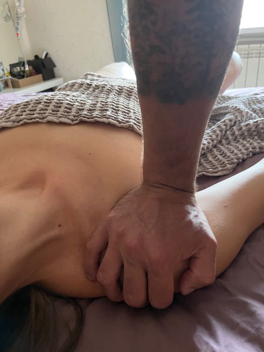 Болить спина? Масаж спини та шиї з виїздом на дом