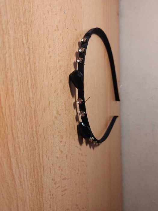 Bandolete preta com pedrinhas