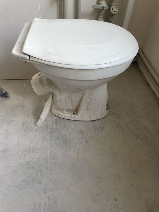 Продам унітаз з кришкою без бачка