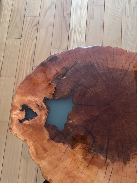 Stolik kawowy z plastra drewna z żywicą