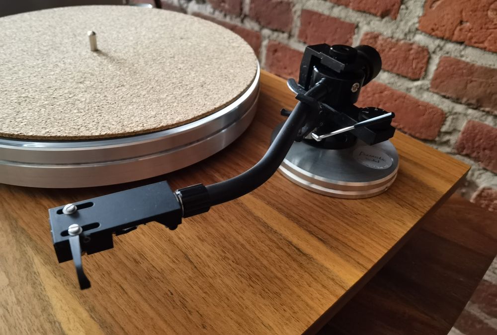 Gramofon Acoustic solid z ramieniem jelco  sa 750 db