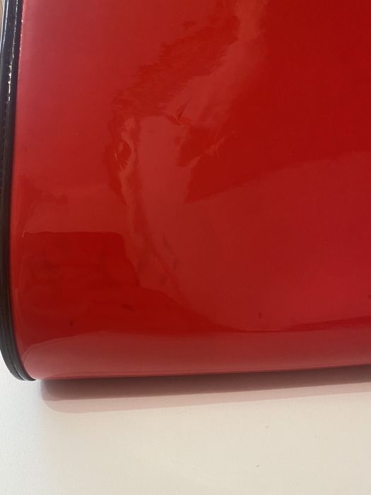 Червона лакова сумочка