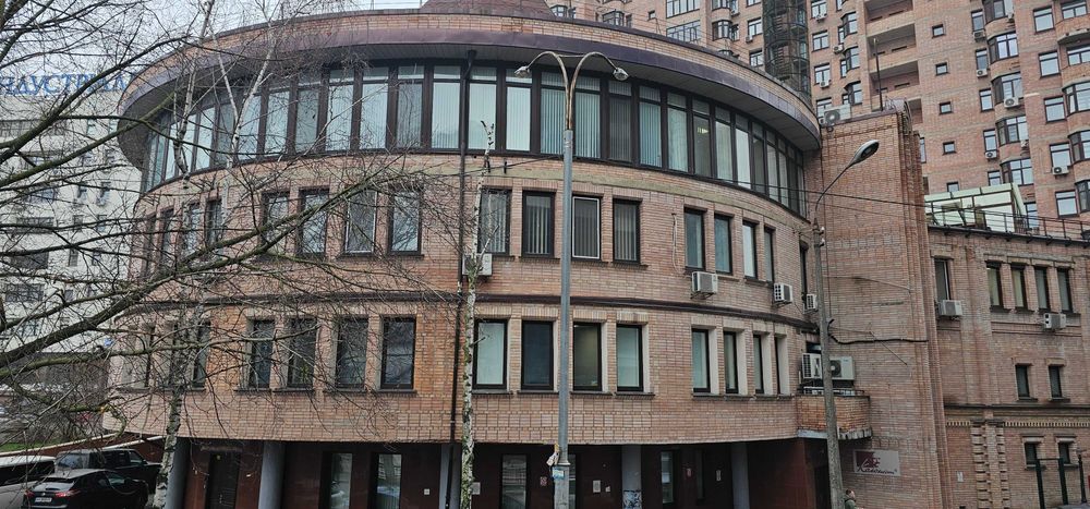 Продаю паркомісце Коновальця