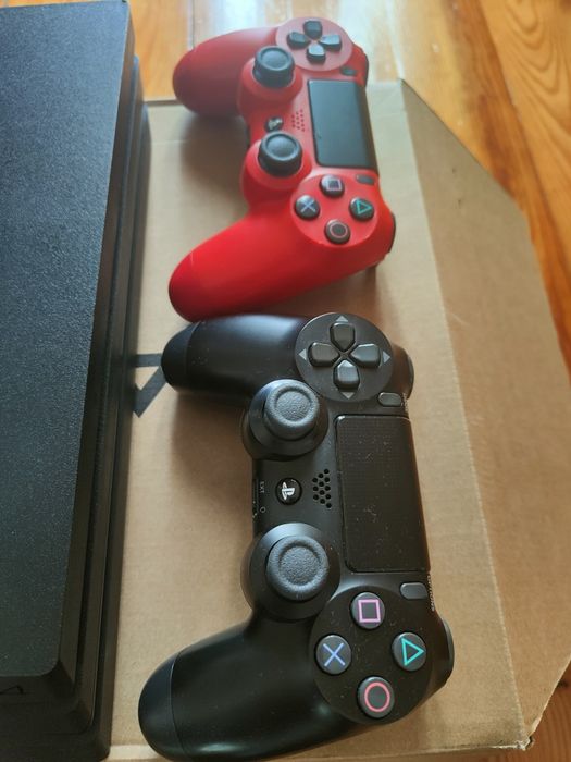 PS4 (PlayStation 4) Pro + 2 Comandos