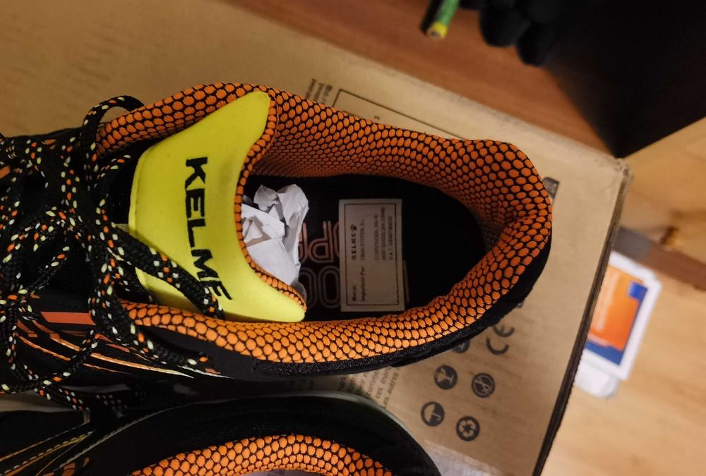 halówki piłka nożna Kelme NOWE rozm. 42,5 - 27.5cm