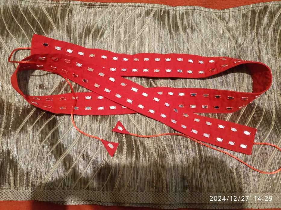 Пояс красный зеркальный на завязках