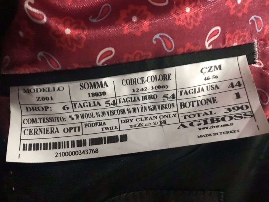 Новий чоловічий костюм смокінг.