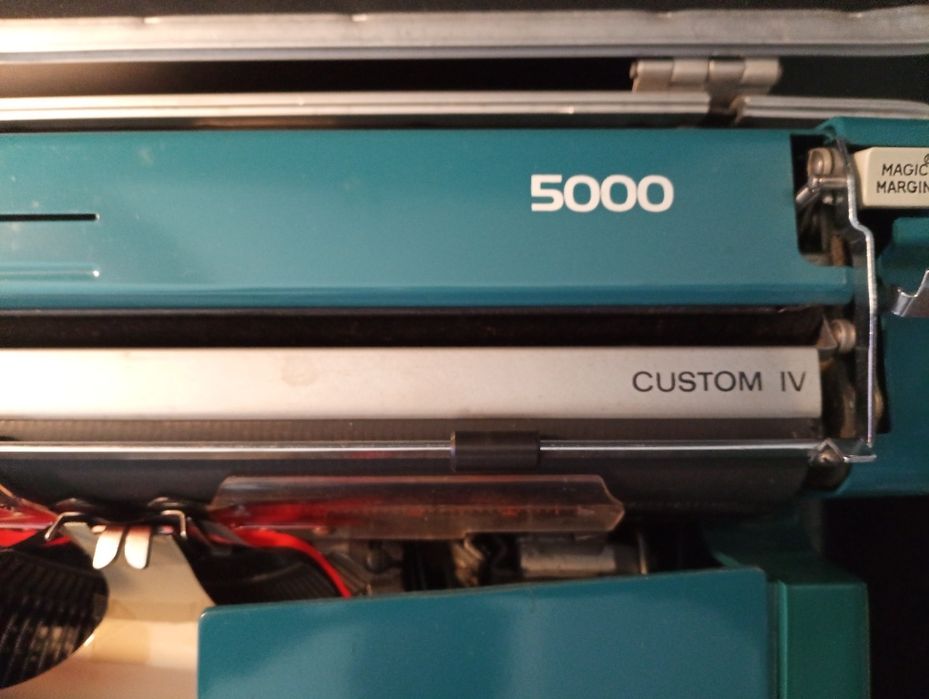 Maquina de escrever Messa 5000 c/ mala e estojo limpeza - Como Nova!*