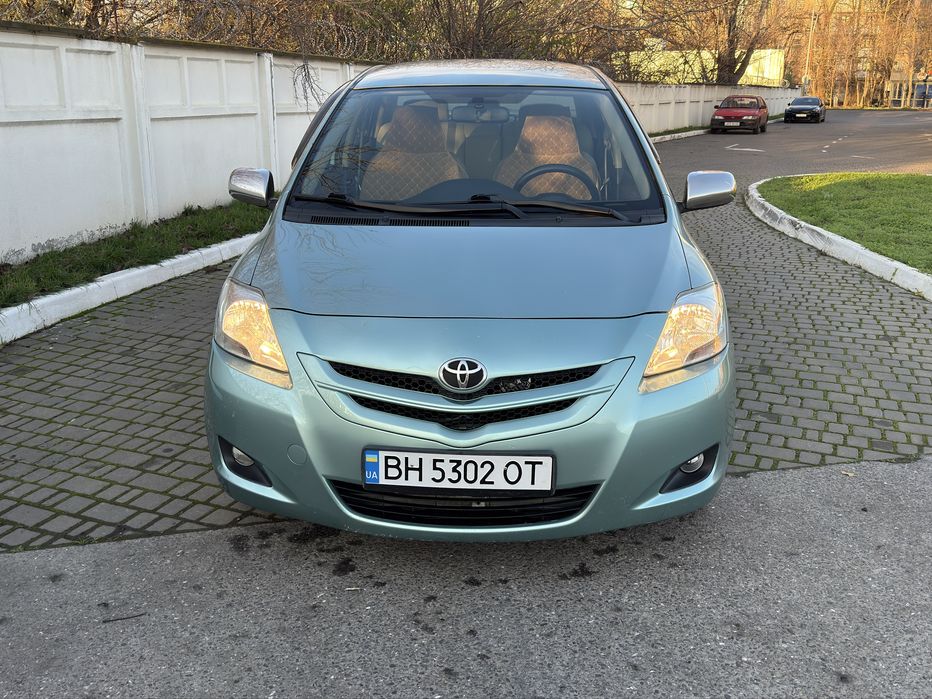 Продам Тоёту Ярис на автомате!