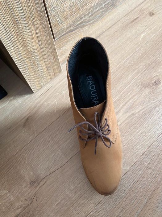 Brązowe buty na koturnie Badura