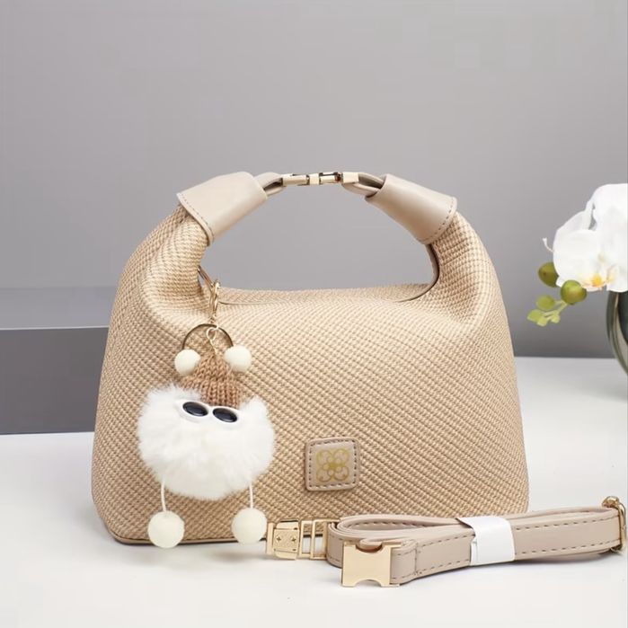 Жіноча сумка з фактурної екошкіри з брелоком та золотою фурнітурою