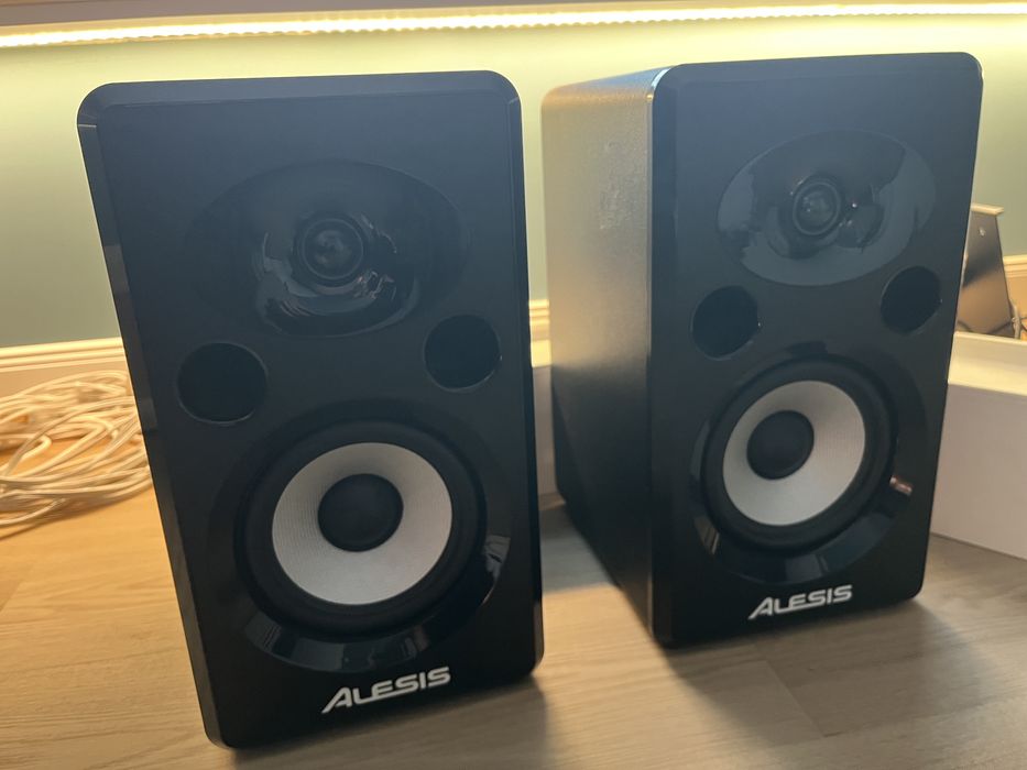 Dwa monitory studyjne Alesis Elevate 6 ze statywami