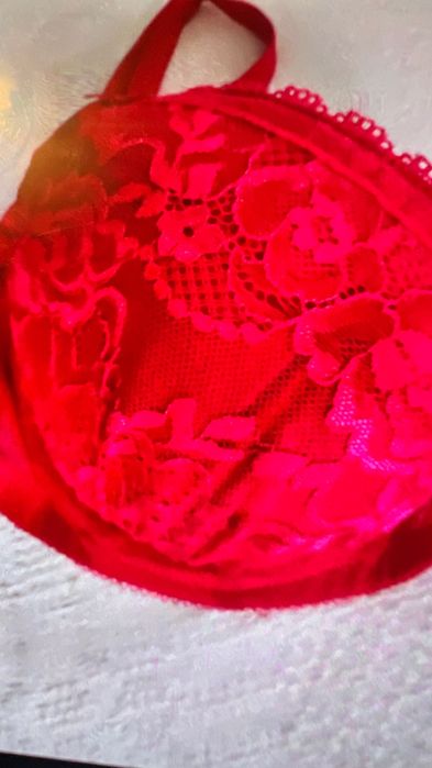 Biustonosz czerwony koronkowy