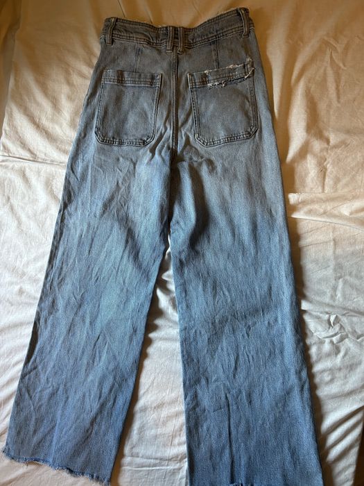 calças com algum desgaste