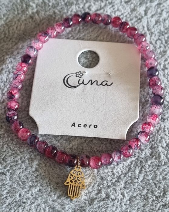 Pulseira elástica com pedrinhas naturais rosa e mão de Fátima em aço.