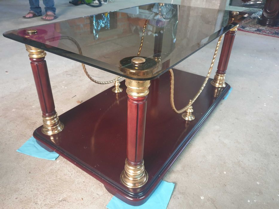 Vendo mesa de jantar, de tv e uma pequena  mesa de sala de estar