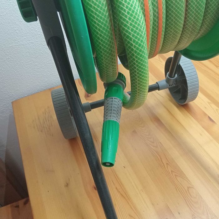 Mangueira com enrolador móvel
