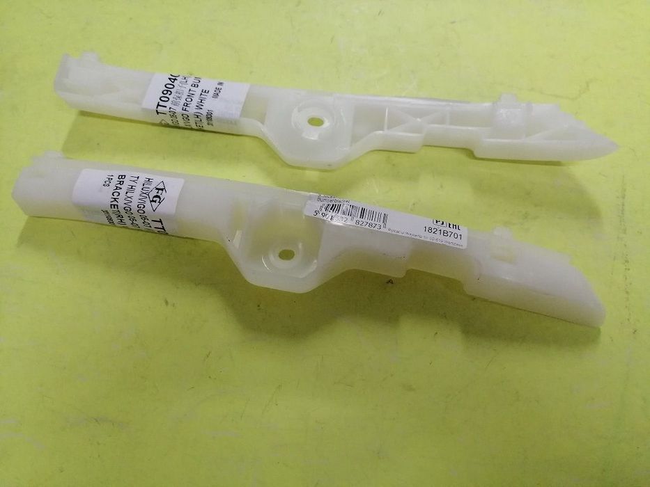 Suportes /Guias do parachoques da frente Toyota Hilux Kun25 NOVOS