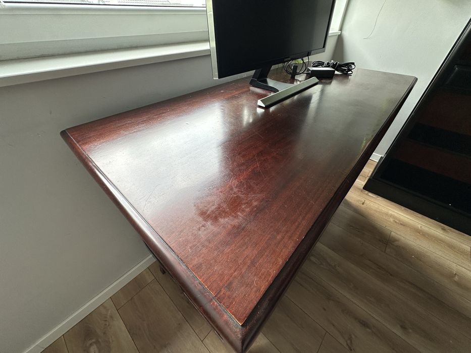 Piekne biurko z drewna machoniowego 130x60