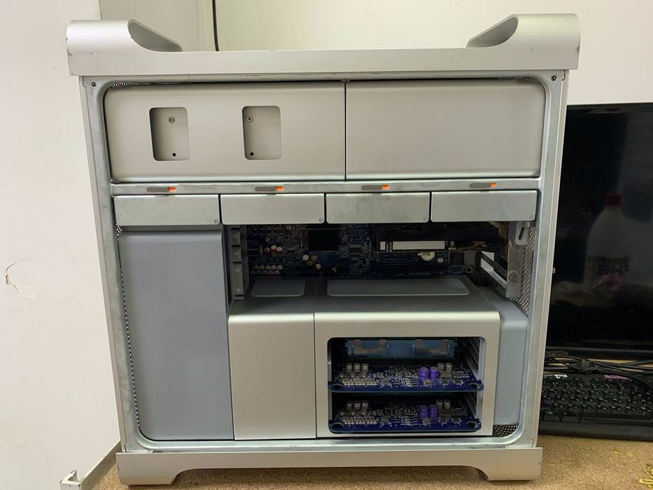 Компьютер MacPro для дистанційної роботи