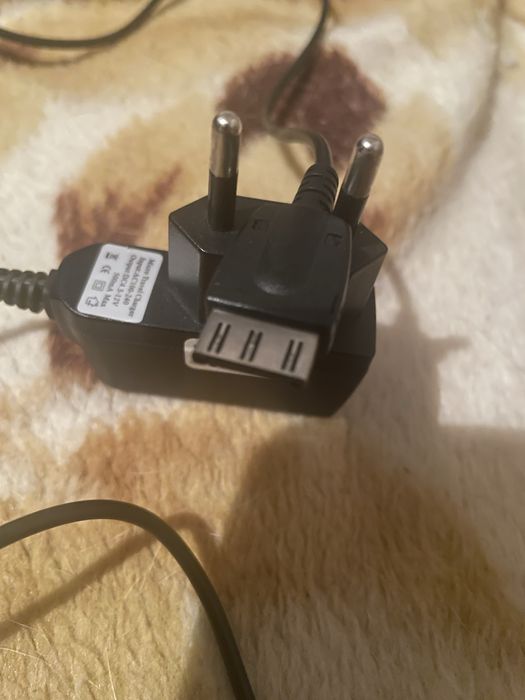 ładowarka podróżna (Micro Travel Charger) z kablem Micro USB.