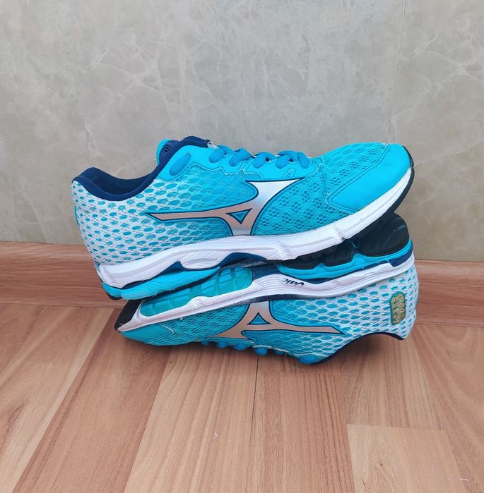 Mizuno - ігрові жін кросівки,36,5р люкс