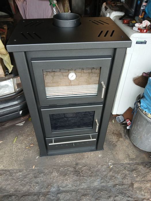 Vendo salamandra a lenha, com forno. Pouco usada, como nova.
