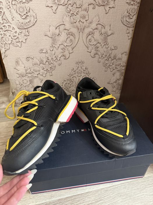 Кросівки Tommy Hilfiger 37розмір оригінал