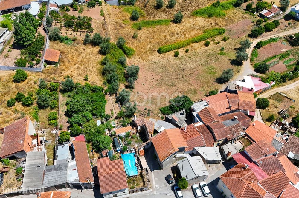 Moradia em ruínas com terreno