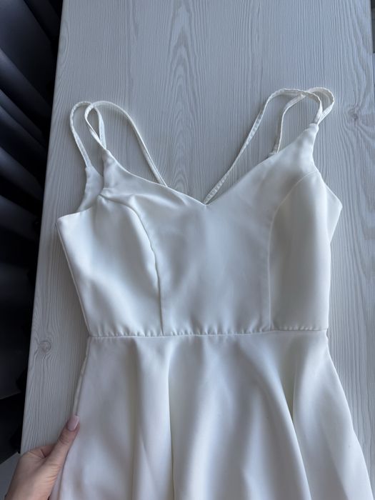 Біла святкова мінімалістична сукня на розпис