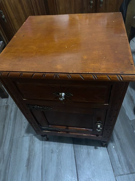 Mesinha de cabeceira usada (em bom estado)