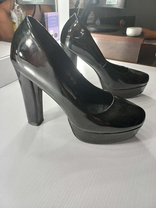 Продам туфлі, босоніжки