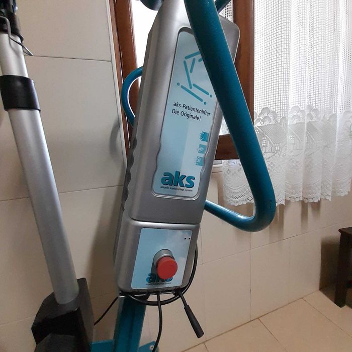 Elevador elétrico a bateria, de transferência para pessoas com mobilidade reduzida