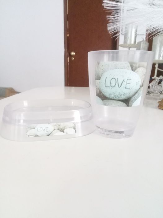 Copo de casa de banho e suporte para sabonete em plástico.