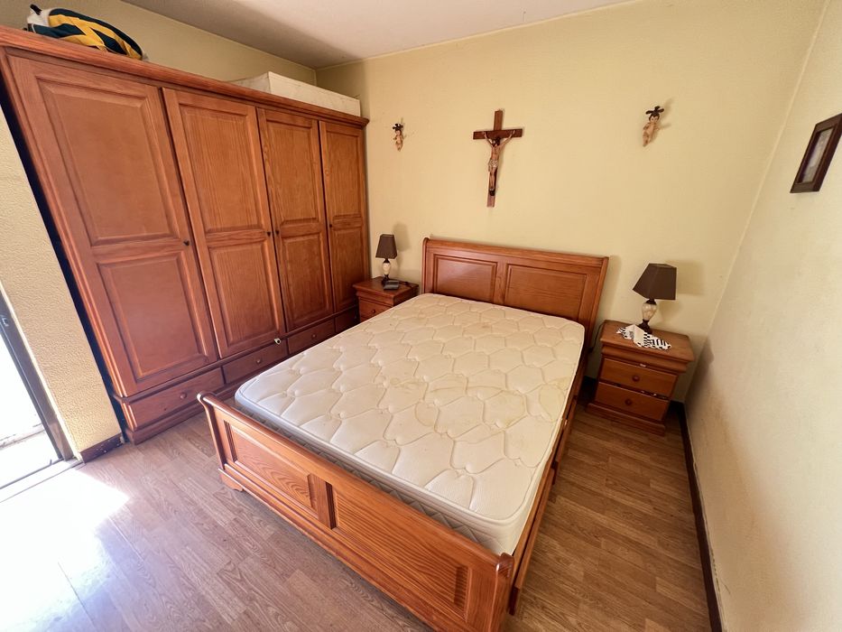 Mobillia Quarto em Pinho maciço e Mobilia Sala Jantar com 6 cadeiras  em  cerejeira Maciça,e Aparador